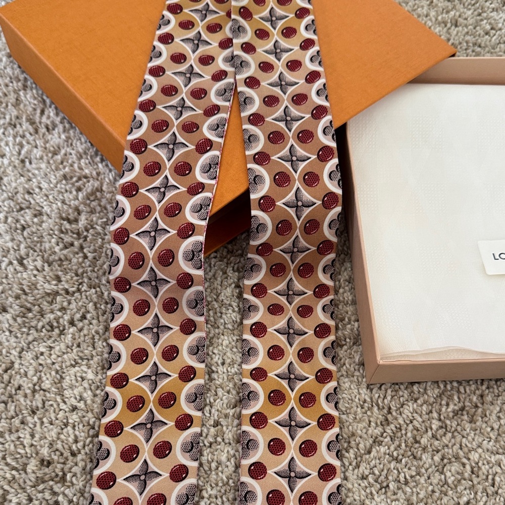 Louis Vuitton BB Bandeau Multicolor Silk Scarf with bag and box - Picture 6 of 9